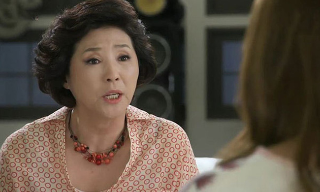 Thấy em dâu đòi bán miếng đất dưỡng già của mẹ chồng, chị dâu tặng ngay một bài học nhớ đời