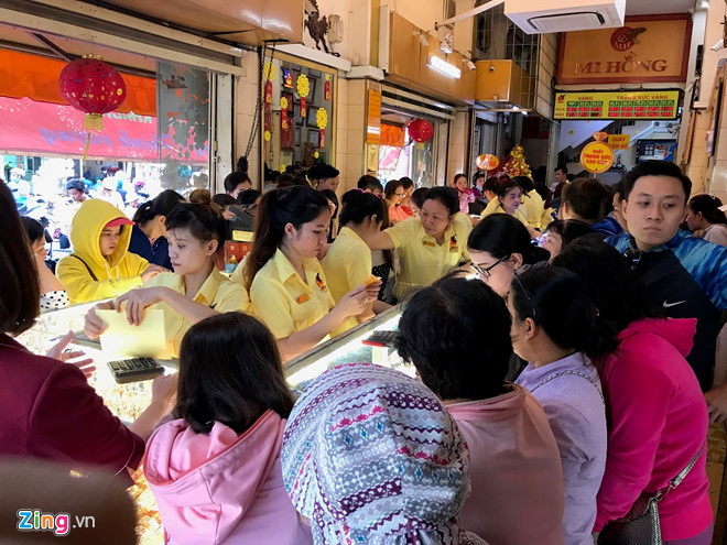 Valentine trùng ngày Thần Tài, hoa hồng mạ vàng tiền triệu cháy hàng