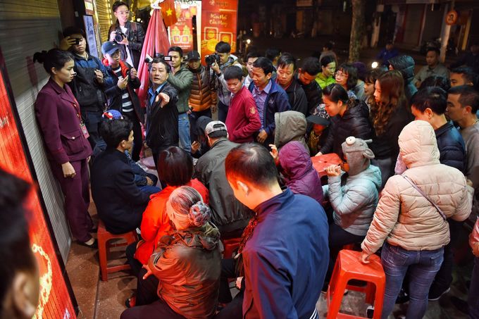 Xếp hàng từ giữa đêm để mua vàng ngày vía Thần tài