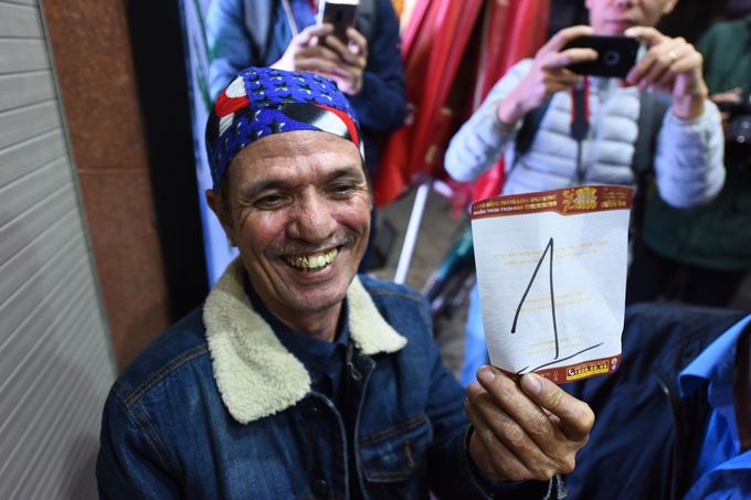 Xếp hàng từ giữa đêm để mua vàng ngày vía Thần tài