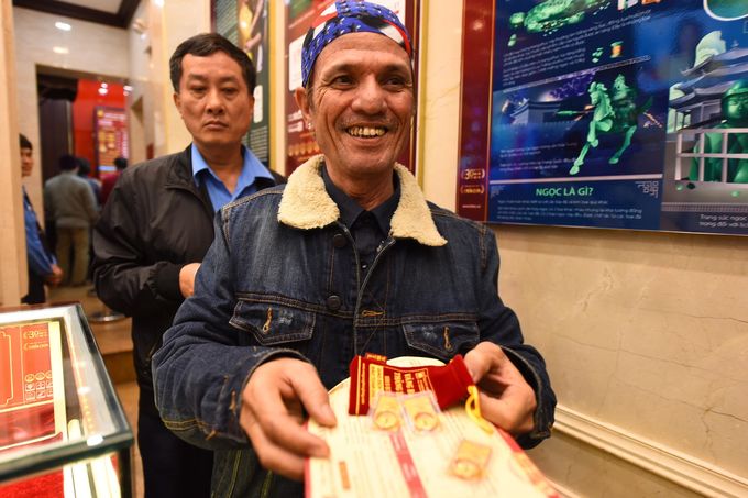 Xếp hàng từ giữa đêm để mua vàng ngày vía Thần tài