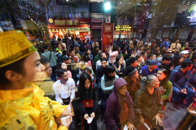 Xếp hàng từ giữa đêm để mua vàng ngày vía Thần tài