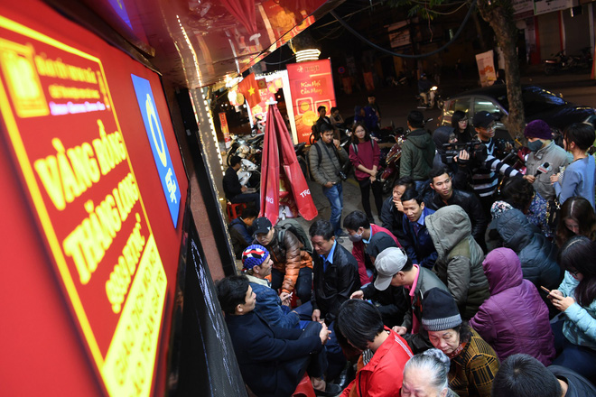 Xếp hàng từ 1h sáng, tranh cãi để mua vàng mong nhận tài lộc may mắn từ Thần Tài