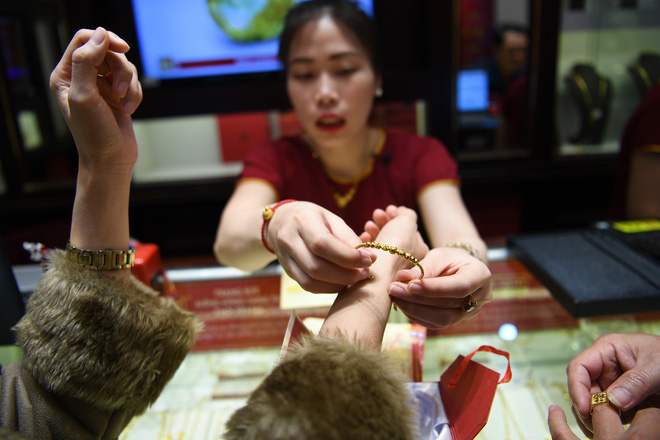 Xếp hàng từ 1h sáng, tranh cãi để mua vàng mong nhận tài lộc may mắn từ Thần Tài