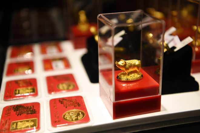 Xếp hàng từ 1h sáng, tranh cãi để mua vàng mong nhận tài lộc may mắn từ Thần Tài