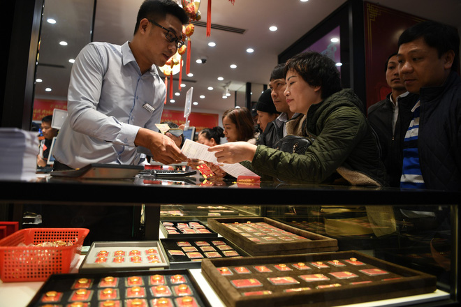 Xếp hàng từ 1h sáng, tranh cãi để mua vàng mong nhận tài lộc may mắn từ Thần Tài