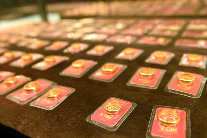 Xếp hàng từ 1h sáng, tranh cãi để mua vàng mong nhận tài lộc may mắn từ Thần Tài