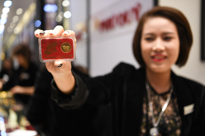 Xếp hàng từ 1h sáng, tranh cãi để mua vàng mong nhận tài lộc may mắn từ Thần Tài