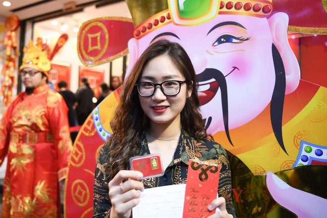 Xếp hàng từ 1h sáng, tranh cãi để mua vàng mong nhận tài lộc may mắn từ Thần Tài