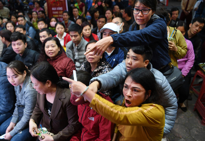 Xếp hàng từ 1h sáng, tranh cãi để mua vàng mong nhận tài lộc may mắn từ Thần Tài
