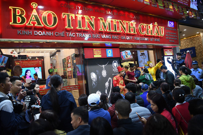 Xếp hàng từ 1h sáng, tranh cãi để mua vàng mong nhận tài lộc may mắn từ Thần Tài