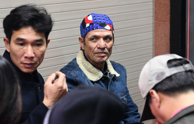 Xếp hàng từ 1h sáng, tranh cãi để mua vàng mong nhận tài lộc may mắn từ Thần Tài