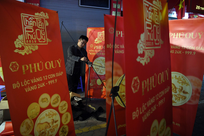 Xếp hàng từ 1h sáng, tranh cãi để mua vàng mong nhận tài lộc may mắn từ Thần Tài