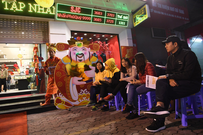 Xếp hàng từ 1h sáng, tranh cãi để mua vàng mong nhận tài lộc may mắn từ Thần Tài