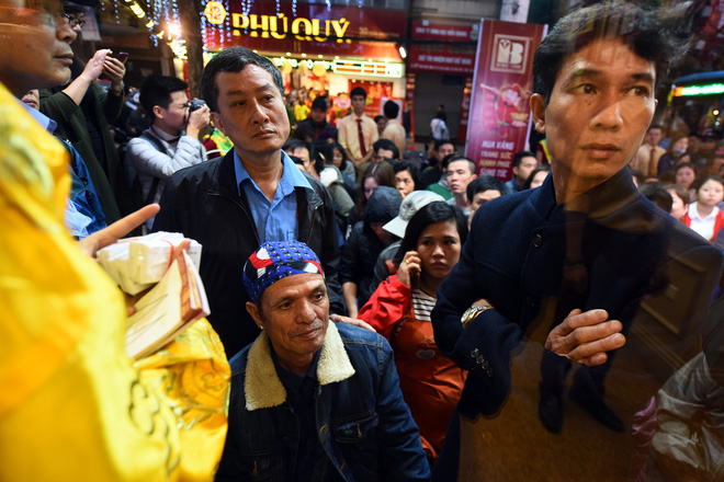 Xếp hàng từ 1h sáng, tranh cãi để mua vàng mong nhận tài lộc may mắn từ Thần Tài