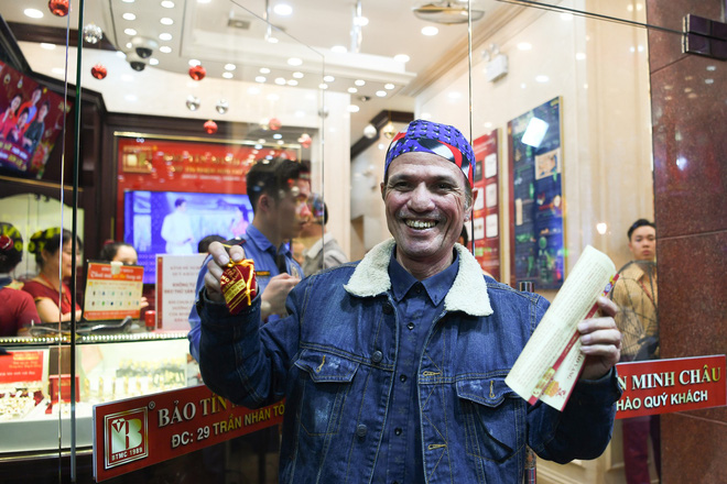 Xếp hàng từ 1h sáng, tranh cãi để mua vàng mong nhận tài lộc may mắn từ Thần Tài