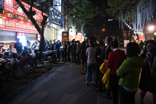 Xếp hàng từ 1h sáng, tranh cãi để mua vàng mong nhận tài lộc may mắn từ Thần Tài