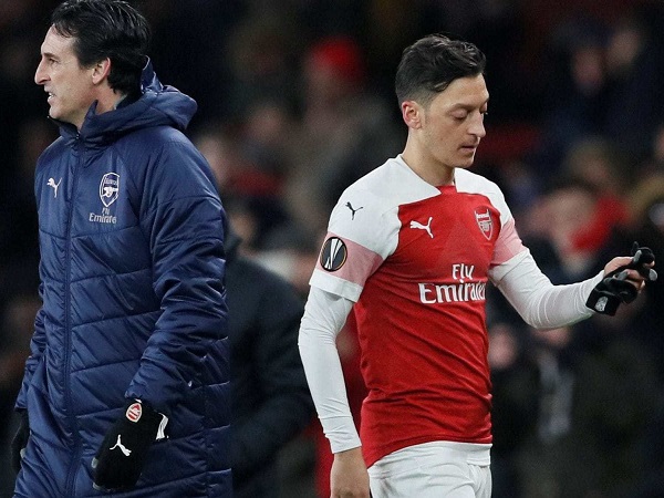 Mesut Oezil tiếp tục bị gạch tên khỏi danh sách thi đấu ở Europa League