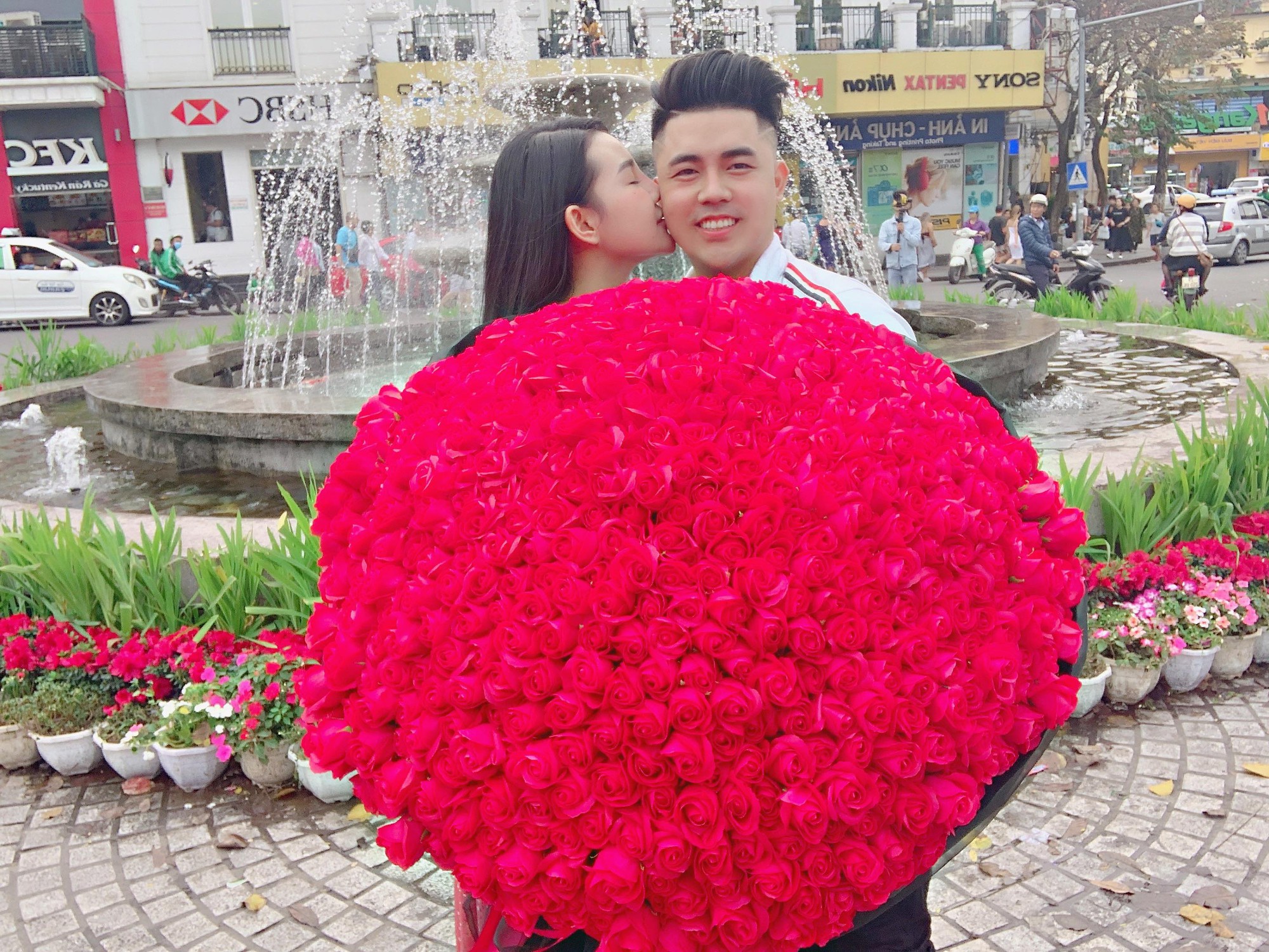 Chàng trai quỳ gối tặng người yêu bó hồng khủng 999 bông ngày Valentine, nhiều người lại tò mò về danh tính của cô nàng may mắn Chàng trai quỳ gối tặng người yêu bó hồng khủng 999 bông ngày Valentine, nhiều người lại tò mò về danh tính của cô nàng may mắn