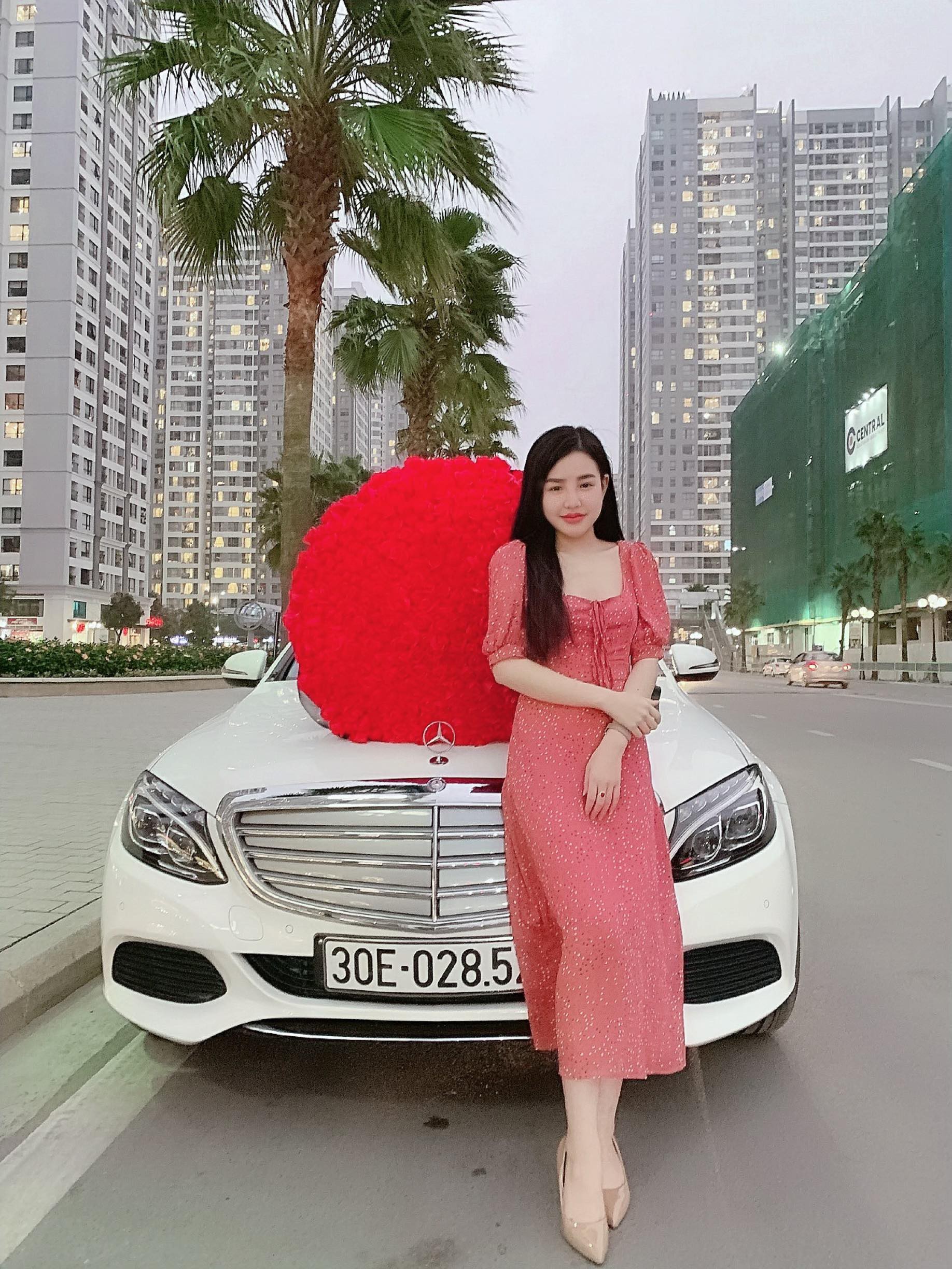 Chàng trai quỳ gối tặng người yêu bó hồng khủng 999 bông ngày Valentine, nhiều người lại tò mò về danh tính của cô nàng may mắn