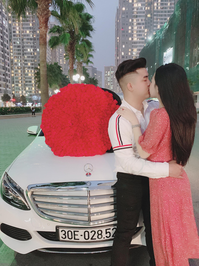 Chàng trai quỳ gối tặng người yêu bó hồng khủng 999 bông ngày Valentine, nhiều người lại tò mò về danh tính của cô nàng may mắn Chàng trai quỳ gối tặng người yêu bó hồng khủng 999 bông ngày Valentine, nhiều người lại tò mò về danh tính của cô nàng may mắn