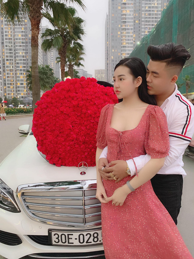 Chàng trai quỳ gối tặng người yêu bó hồng khủng 999 bông ngày Valentine, nhiều người lại tò mò về danh tính của cô nàng may mắn