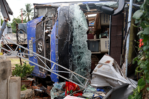 Hơn 30 hành khách la hét trên ôtô giường nằm lao vào nhà dân