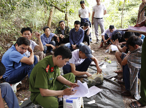 Hàng chục người nhảy xuống hố khi bị cảnh sát đột kích
