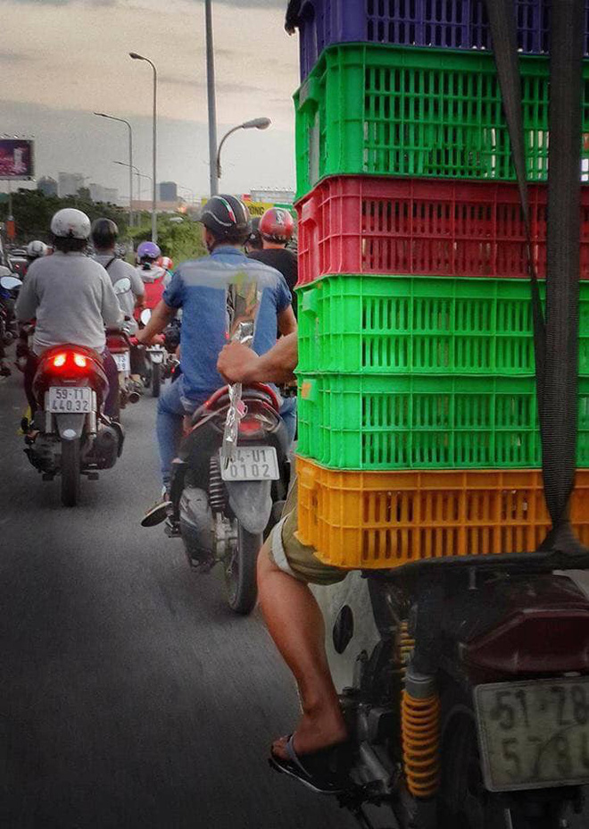 Bông hoa nhỏ trên chiếc xe chở hàng cũ kĩ và câu chuyện đáng yêu ngày Valentine