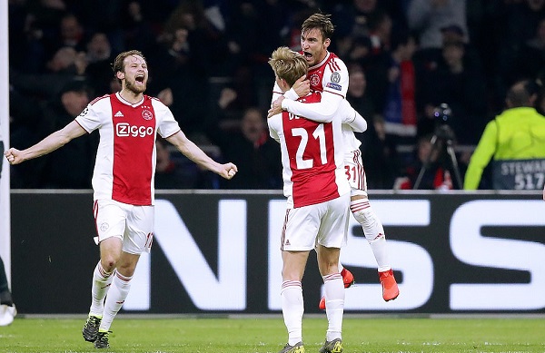Ajax 1-2 Real Madrid: VAR lên tiếng, Real Madrid rộng cửa vào tứ kết