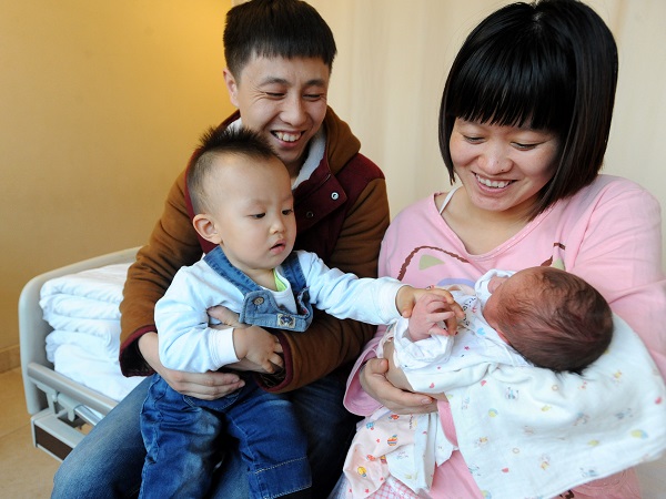 Cặp vợ chồng Trung Quốc bị phong tỏa tài khoản ngân hàng vì sinh con thứ ba