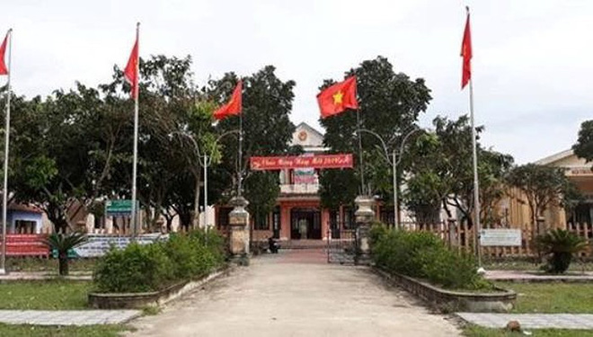 Vụ Phó Chủ tịch xã tâm sự với người đẹp ở bờ đê: Chỉ đứng nói chuyện chứ chưa làm gì!