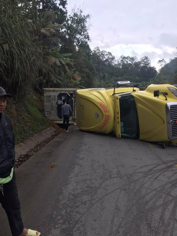 Xe container lật trơ bụng, tài xế đạp cửa thoát thân