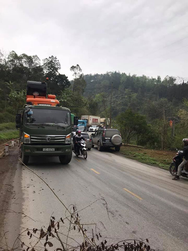 Xe container lật trơ bụng, tài xế đạp cửa thoát thân