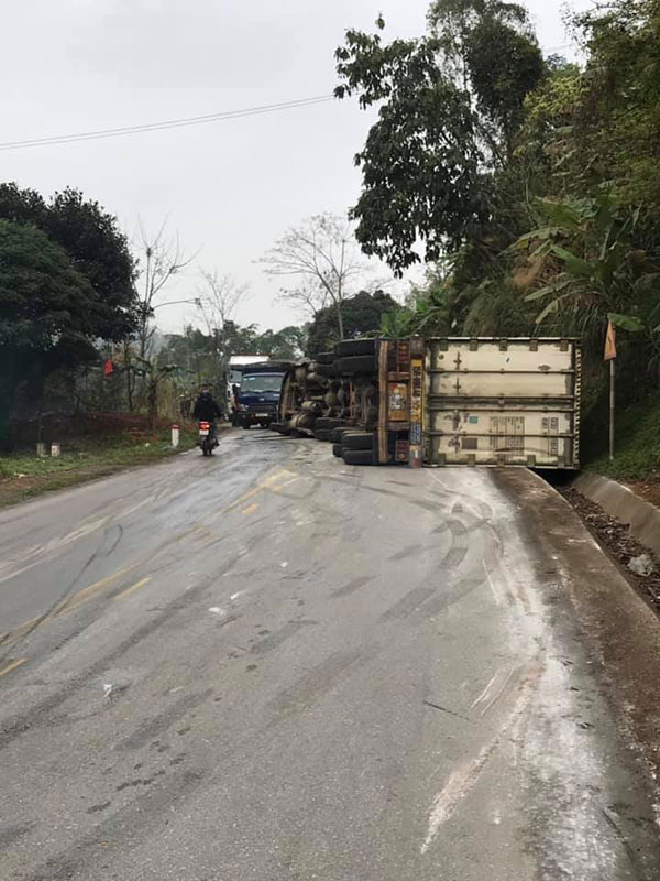 Xe container lật trơ bụng, tài xế đạp cửa thoát thân