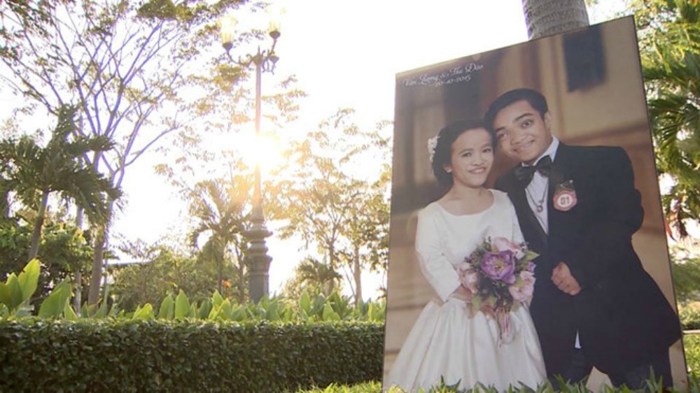 Người mẹ cao 1,1 mét rơi nước mắt khi bác sỹ yêu cầu bỏ con