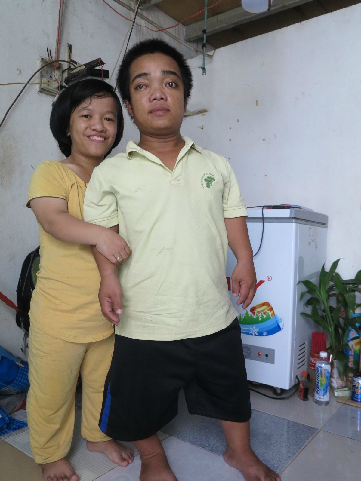 Người mẹ cao 1,1 mét rơi nước mắt khi bác sỹ yêu cầu bỏ con