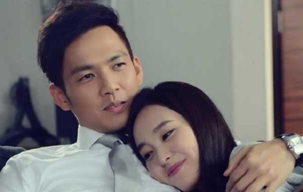 Vợ đi mua quà Valentine gặp ngay em gái mưa nũng nịu đòi quà chồng, cô xử đẹp khiến chồng tái mặt