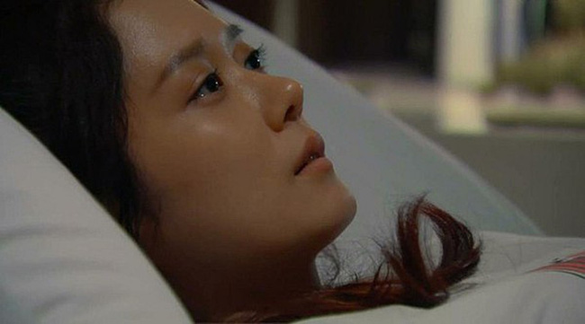 Mặc vợ ốm thập tử nhất sinh, chồng chạy vội đến đưa vợ cũ đi đẻ và cái kết đắng chát