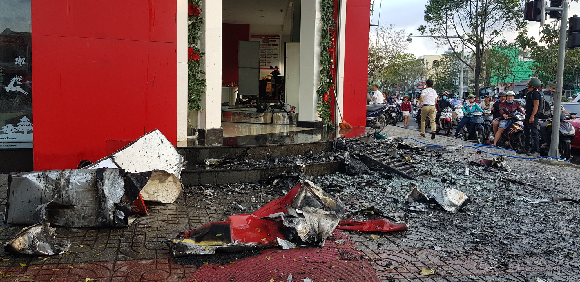 Đà Nẵng: Cháy tại cửa hàng xe máy, hành khách và nhân viên tháo chạy tán loạn