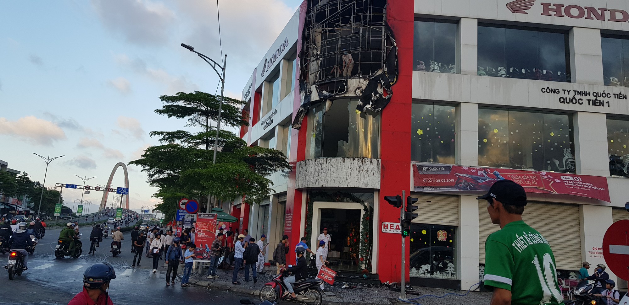 Đà Nẵng: Cháy tại cửa hàng xe máy, hành khách và nhân viên tháo chạy tán loạn