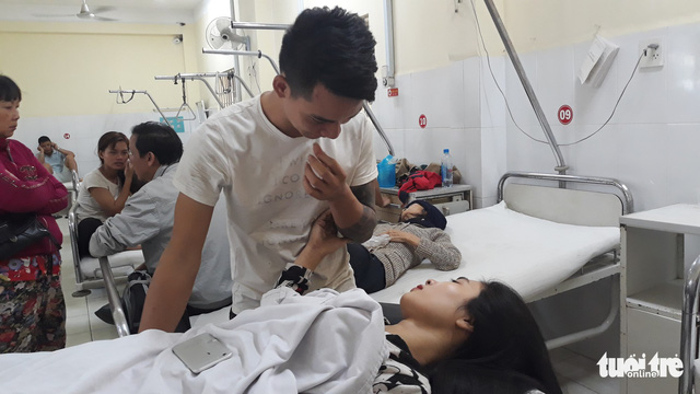 Vụ lật xe khách ở Khánh Hòa: Gãy xương sườn nhưng tôi tìm vợ trước tiên