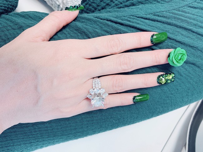 Hoa hậu Phan Thị Mơ được bạn trai đại gia tặng nhẫn kim cương 5,4 tỷ làm quà Valentine