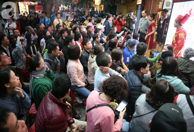 Hà Nội: Cãi nhau nảy lửa vì chỗ ngồi chờ mua vàng ngày Vía Thần tài