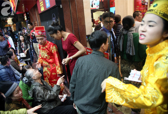 Hà Nội: Cãi nhau nảy lửa vì chỗ ngồi chờ mua vàng ngày Vía Thần tài