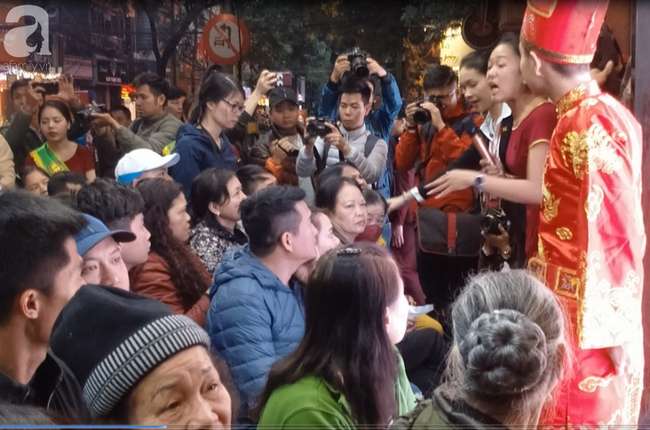 Hà Nội: Cãi nhau nảy lửa vì chỗ ngồi chờ mua vàng ngày Vía Thần tài