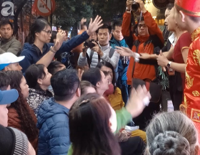 Hà Nội: Cãi nhau nảy lửa vì chỗ ngồi chờ mua vàng ngày Vía Thần tài