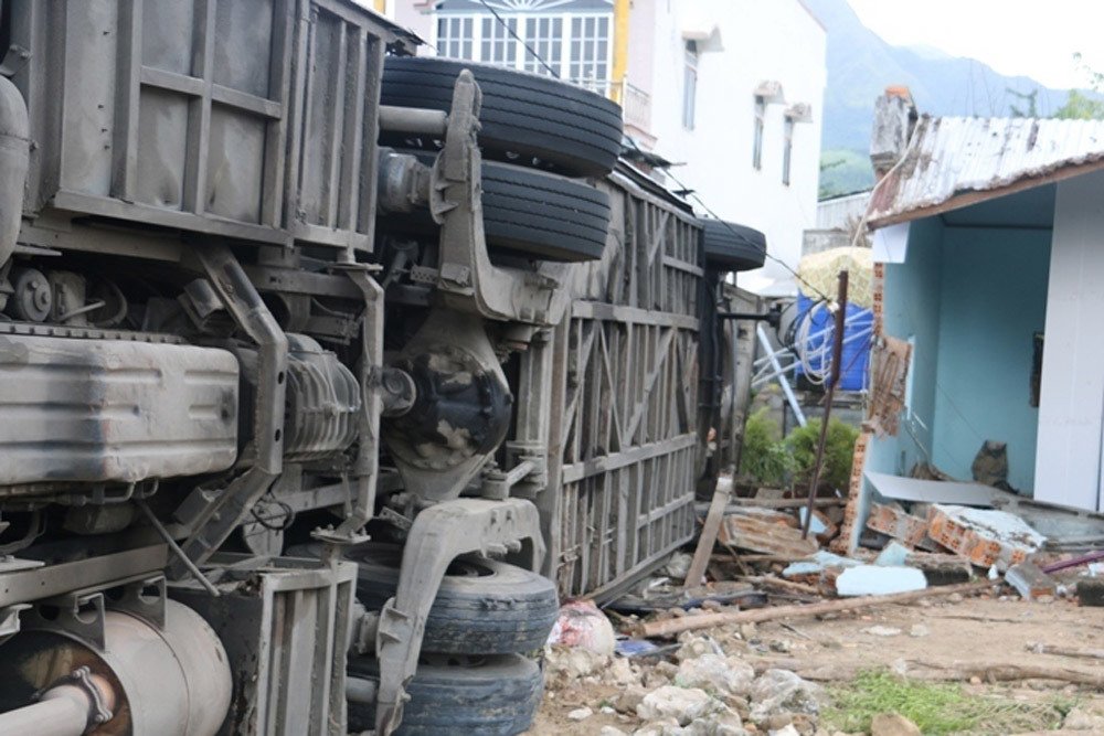 Xe khách tông nhà dân 38 người bị thương đã chạy quá tốc độ