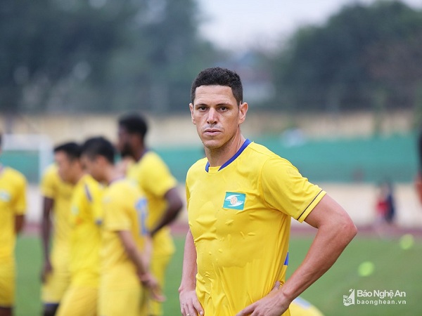 SLNA chiêu mộ trung vệ cao 1m91, mang áo số 4 thế chỗ Quế Ngọc Hải