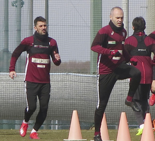 Tung hoành ở La Liga, Iniesta vẫn gặp khó khi đến Nhật Bản